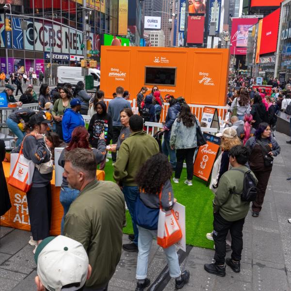 Grupo de personas en frente de la activación de Best Friends Trae Amor a Casa en Times Square