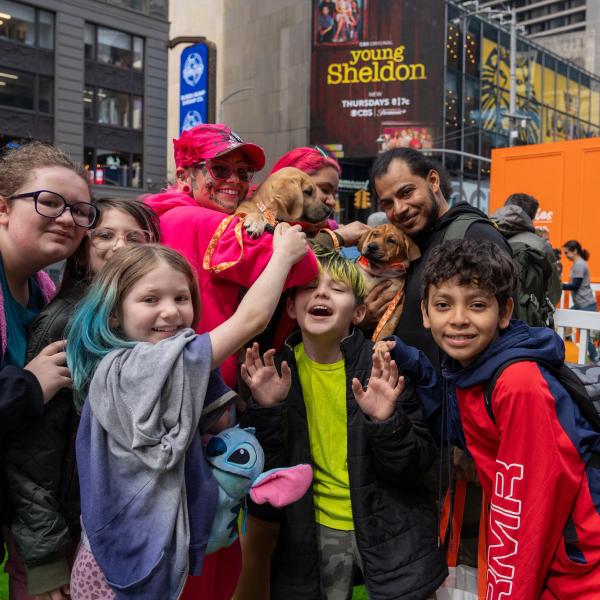 Un grupo de personas felices, incluyendo a un niño con un cachorro